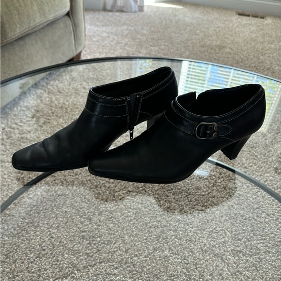 Liz Claiborne bootie, upper leather, zip side. - Picture 2 of 5